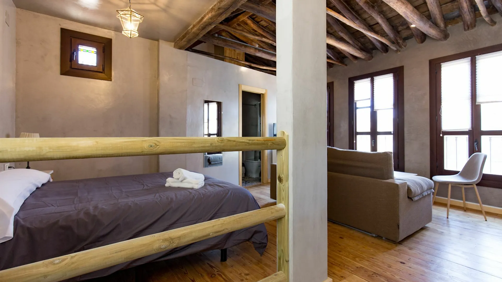 Los Lobos Suites Apartamentos Granada Apartment
